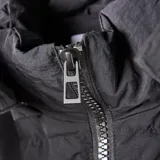 Campera multifunción modular color negro, con diseño matelaseado y capucha desmontable. Su sistema de cierres permite transformarla en cuatro versiones: campera larga, campera corta, chaleco largo y chaleco corto.