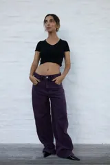 Jean de tiro bajo color violeta oscuro, con corte holgado y estilo wide leg.
