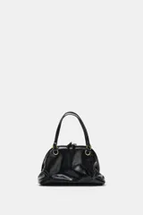 Bolso mini de mano color negro con acabado brillante, diseño estructurado y herrajes dorados. Cuenta con asas de mano fijas y cierre superior mediante cremallera.
