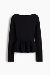 Top de punto acanalado entallado, con escote bote, mangas largas y detalle de peplum con vuelo en la cintura.