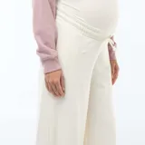 Pantalón de jogging de corte ancho y fluido, confeccionado en tejido de muletón color blanco. Presenta una cintura elástica cómoda y diseño holgado.