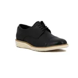 Zapato mocasín acordonado de cuero sintético negro, con suela clara.