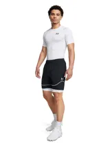 Remera de compresión Under Armour HeatGear de manga corta, diseñada para entrenamiento de alto rendimiento. Presenta un ajuste ceñido al cuerpo, paneles de malla estratégicos para ventilación en axilas y espalda, y mangas raglán híbridas para mayor libertad de movimiento.