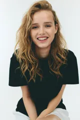 Remera negra de corte holgado, con cuello redondo y hombros caídos.