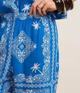 Pantalón pantacourt de viscosa con estampado paisley en tonos azules y blancos, cintura alta elástica.