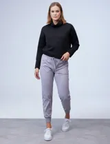 Pantalón jogger color beige, marca Zac & Rachel, con pretina ancha elastizada, lazo de ajuste, bolsillos delanteros y puños elastizados en los tobillos.