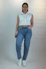 Jean mom fit de tiro alto y lavado intermedio, de corte recto y suelto en las piernas.
