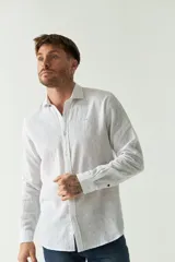 Camisa de manga larga color rosa claro con pequeños lunares azules, confeccionada en lino y algodón, de corte regular y logo bordado.