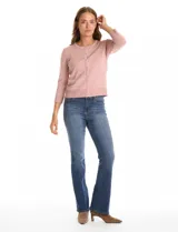 Cardigan de tejido fino en color gris, con cuello redondo, cierre frontal con botones y mangas tres cuartos.