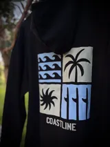 Hoodie negro de corte oversize con capucha y estampado gráfico en la espalda que incluye cuatro recuadros con motivos playeros y la palabra Coastline.