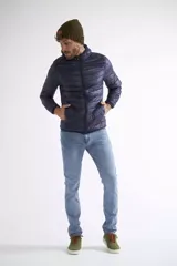 Campera de plumas liviana para hombre, color verde oliva, con capucha, cierre frontal completo y logo de la marca estampado en el pecho.