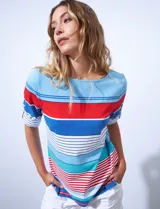 Remera de algodón con rayas horizontales en azul, celeste, rojo y blanco.