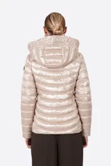 Campera puffer color beige claro, con capucha y cierre frontal.