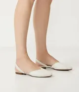 Zapatilla mule color marrón, con puntera fina y tira elástica en el tobillo.