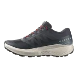Championes de trail running Salomon Vision color gris oscuro, con detalles en rojo en los cordones, suela blanca y amortiguación texturizada.