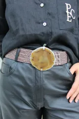 Cinturón reversible con textura de cuero crocco en color bordó y hebilla grande de piedra ágata natural con engarce metálico.