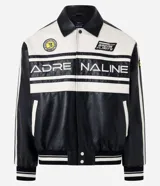 Campera masculina de cuero sintético, modelo boxy, con cuello inglés, manga larga, estampa lettering, detalles contrastantes, bolsillos y cierre por cremallera.