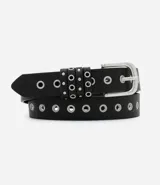 Cinturón de material sintético (PU) color negro, con diseño de ojales metálicos a lo largo de toda la pieza y hebilla metálica clásica.