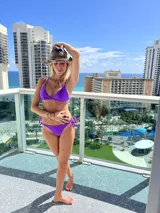 Bikini colaless color violeta, con tiras laterales para atar.