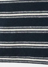 Polo de manga corta con diseño a rayas horizontales, cuello polo y cierre frontal con botones.