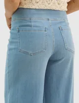 Jegging de denim azul oscuro con silueta estilo palazzo, tiro alto y pierna amplia, con pretina ancha elástica y sin bolsillos frontales.