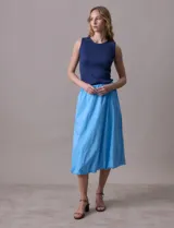 Falda midi color amarillo pálido, de algodón, con pretina ancha elastizada y forro interno a tono.