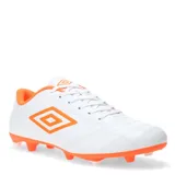 Championes de fútbol Umbro modelo Classico II HG, color blanco con detalles en naranja. Presentan un diseño clásico con costuras reforzadas en la puntera, cierre por cordones y suela con tapones diseñados para tracción en césped.