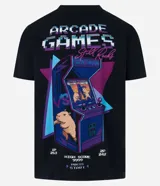Remera negra de algodón con estampa en la espalda de una máquina de videojuegos arcade con un carpincho jugando. Incluye la frase 'Arcade Games Still Rocks' y detalles de puntaje.
