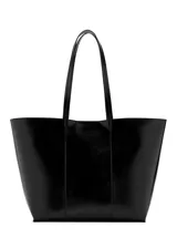 Bolso tipo tote color negro de acabado brillante y textura arrugada, con asas largas de hombro y costuras verticales decorativas en el frente.