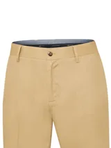 Pantalón de gabardina color beige, con tratamiento antiarrugas, calce modern fit, tiro medio, bolsillos laterales y traseros.