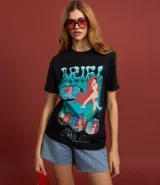 Remera de algodón negro, modelo t-shirt con cuello redondo y manga corta. Cuenta con una estampa frontal colorida de la princesa Ariel de Disney y la inscripción 'Princess World Tour'.