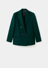 Blazer de corte recto y diseño estructurado, confeccionado en tejido mezcla de lana color verde oscuro. Presenta cuello con solapas de muesca, cierre frontal de doble botonadura, bolsillos de solapa laterales y bolsillo de ribete en el pecho. Incluye forro interior y mangas largas con puños abotonados.