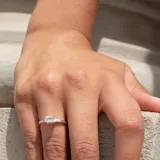 Anillo solitario de plata 925 con un topacio azul rectangular engarzado.