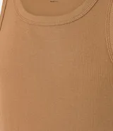 Musculosa masculina de corte regular, confeccionada en tejido acanalado de algodón con elastano. Presenta breteles medianos y diseño básico sin estampa.