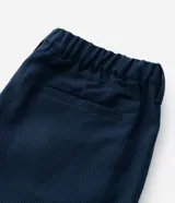 Bermuda masculina texturizada color azul marino, confeccionada en algodón, con elástico y lazo en la cintura, y bolsillos laterales.