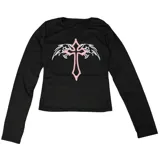 Remera crop de manga larga en color negro, con ajuste slim fit. Presenta un estampado frontal de una cruz con alas en tonos blanco y rosado.