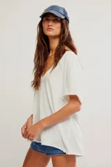 Remera de algodón celeste, de corte oversize con escote en V amplio y mangas cortas caídas.