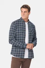 Camisa de viyela a cuadros tipo leñadora, con cuello abotonado, cierre frontal con botones y bolsillo en el pecho.