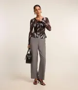 Pantalón de sastrería corte recto, confeccionado en tejido estructurado con cierre de trancadero en la cintura. Presenta un diseño clásico y versátil con bolsillos laterales.