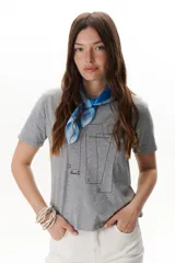 Remera gris melange de algodón con estampado de moldes de costura en negro.