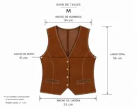 Chaleco sastrero confeccionado en gamuza, con cierre frontal de botones, escote en V y bolsillos frontales con solapa. Presenta un diseño estructurado y elegante.