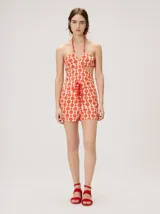 Top halter estampado en tonos rojo y beige, con tirantes finos ajustables al cuello y detalle de cuentas.