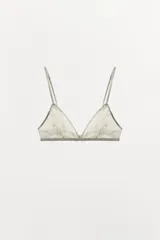 Sujetador triangular de escote en pico con tirantes finos ajustables y cierre posterior con gancho metálico. Presenta un diseño de encaje floral a tono sobre una base de tul semitransparente.