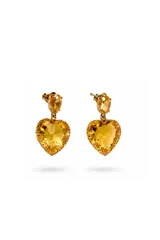 Caravanas colgantes con diseño de corazón de cristal facetado en color amarillo, con engaste dorado y cierre de perno.