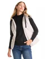 Chaleco capitoneado de color negro con diseño acolchado en forma de rombos. Presenta capucha integrada con cordones de ajuste, cierre frontal completo y bolsillos laterales con cierre a presión.
