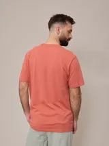 Remera blanca de algodón con cuello redondo y manga corta.