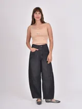 Musculosa ajustada color rosa claro, con ribetes rojos en el escote y los breteles. Presenta un bordado frontal con el texto "MORE AMOR" en rojo.