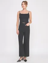 Top crop texturado color blanco, con escote recto y doble tirante fino.