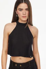Top de punto color negro con escote halter y cuello alto, confeccionado en mezcla de algodón y acrílico.