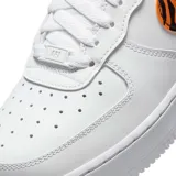 Championes Nike Air Force 1 de corte bajo, color blanco con detalles de estampado animal print de tigre en naranja y negro en el swoosh lateral y en el talón.
